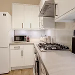 Stylish 2Br Flat With Terrace In North Kensington