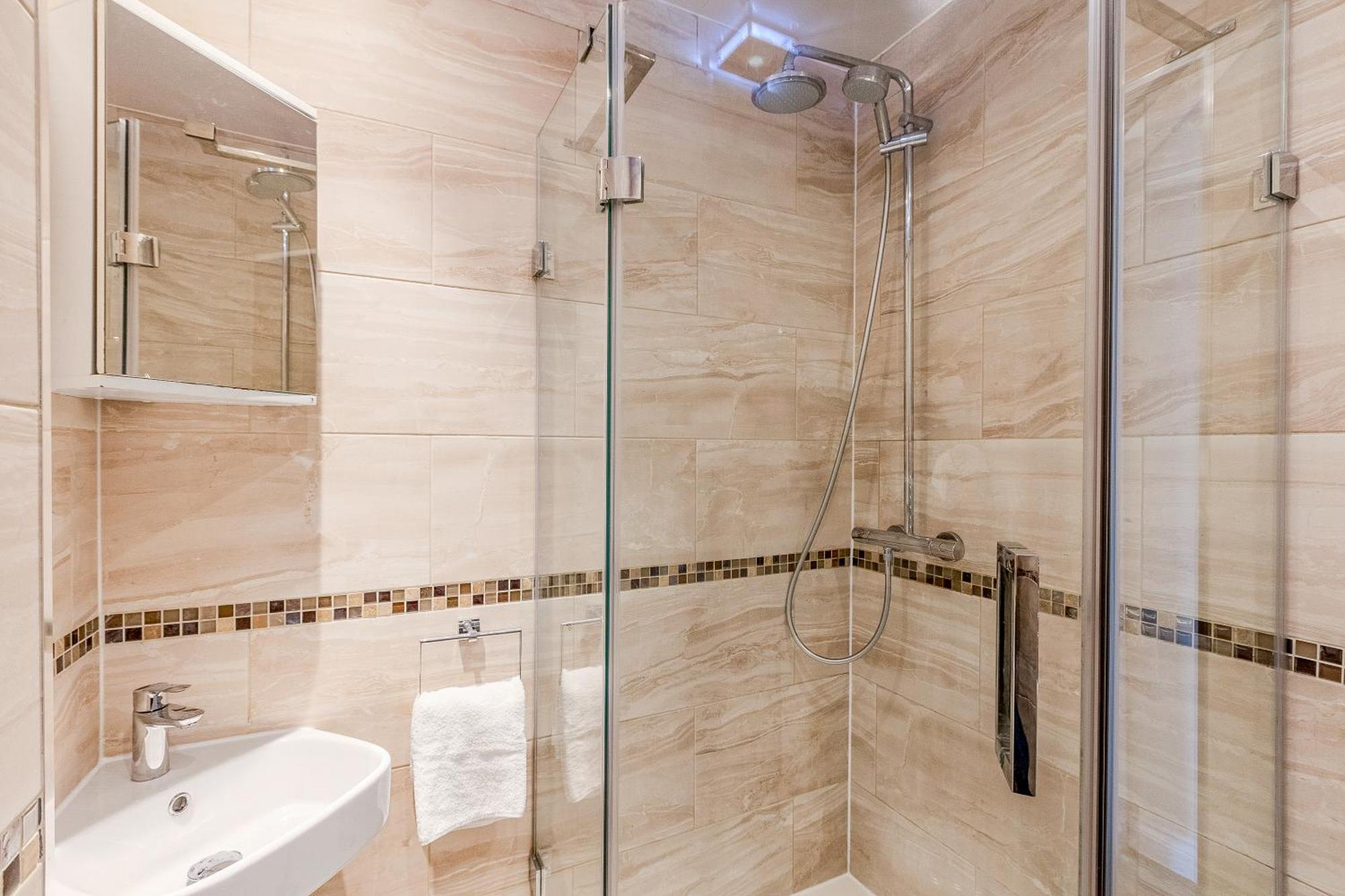 Stylish 2br Flat With Terrace In North Kensington Londra