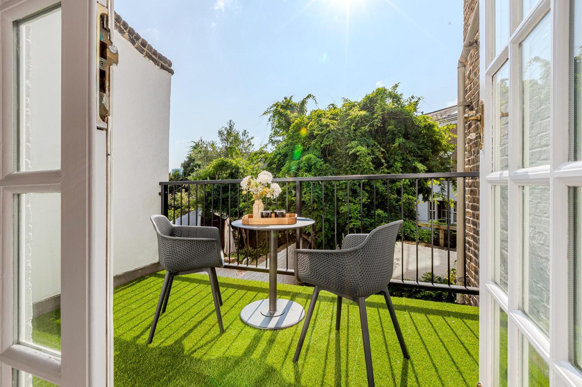 Stylish 2br Flat With Terrace In North Kensington